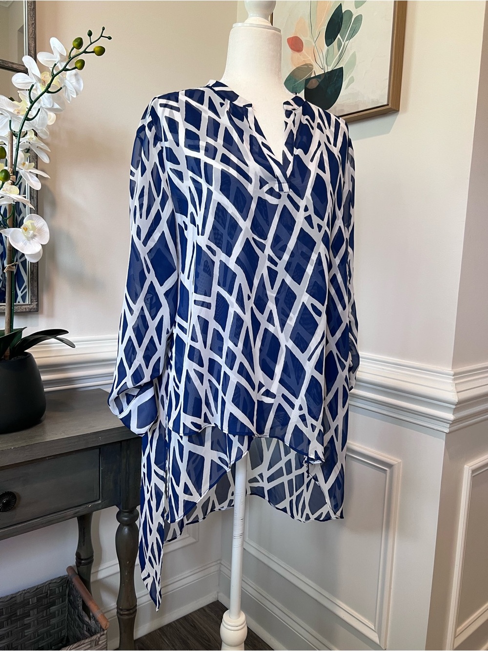 Chico’s Size 2 Navy & White Abstract Print V-Neck asymmetrical hem layered Tunic